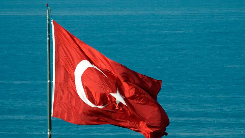 Foto bij Turkse politie arresteert Brit voor spugen op nationale vlag