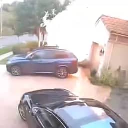 Video | Bewakingscamera filmt vuurbal na vliegtuigcrash in woonwijk in VS