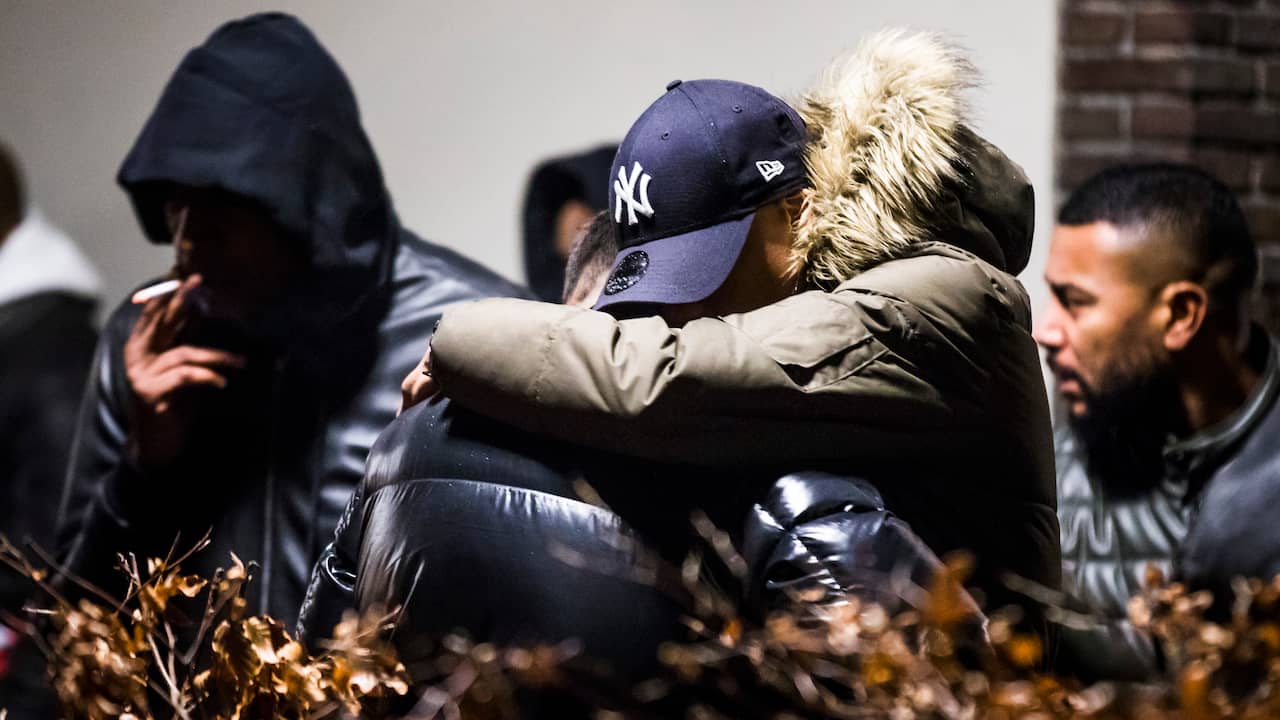 Bijna duizend mensen nemen afscheid van rapper Feis tijdens uitvaart ...