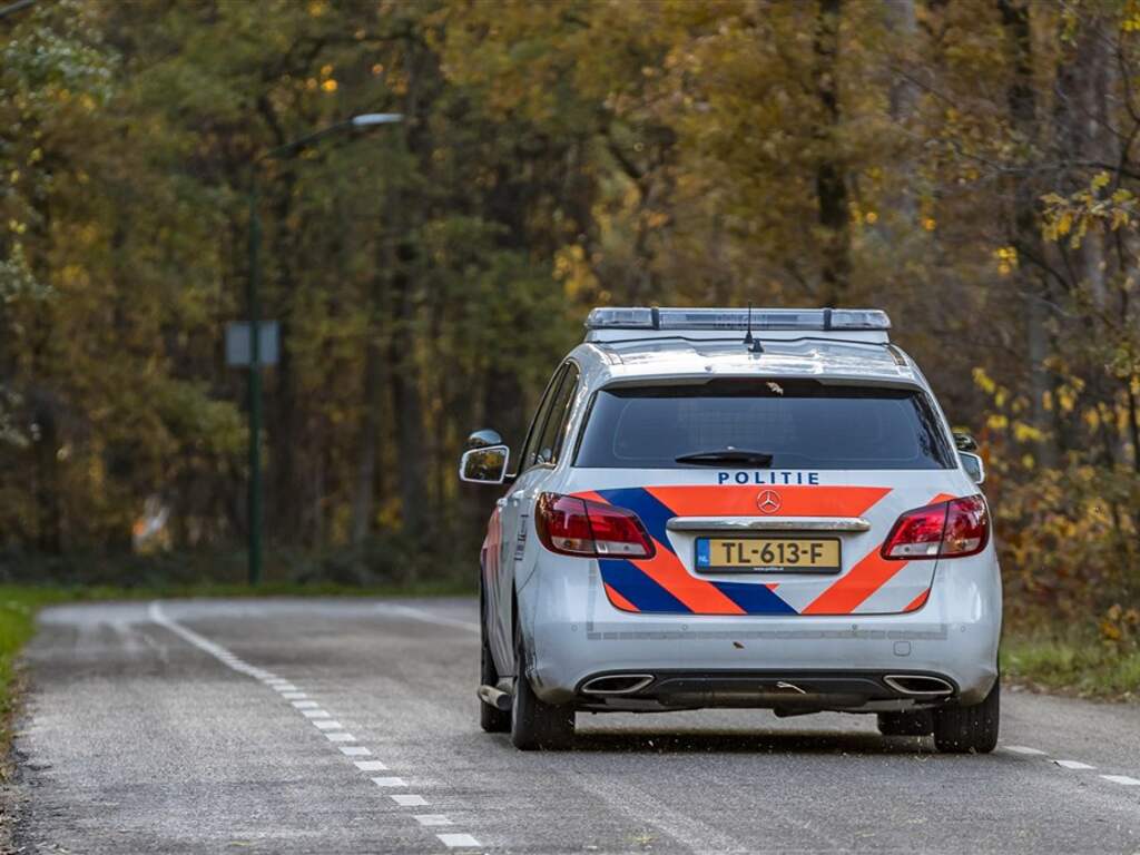 Agenten raken lichtgewond doordat verdachte bij achtervolging auto's ramt