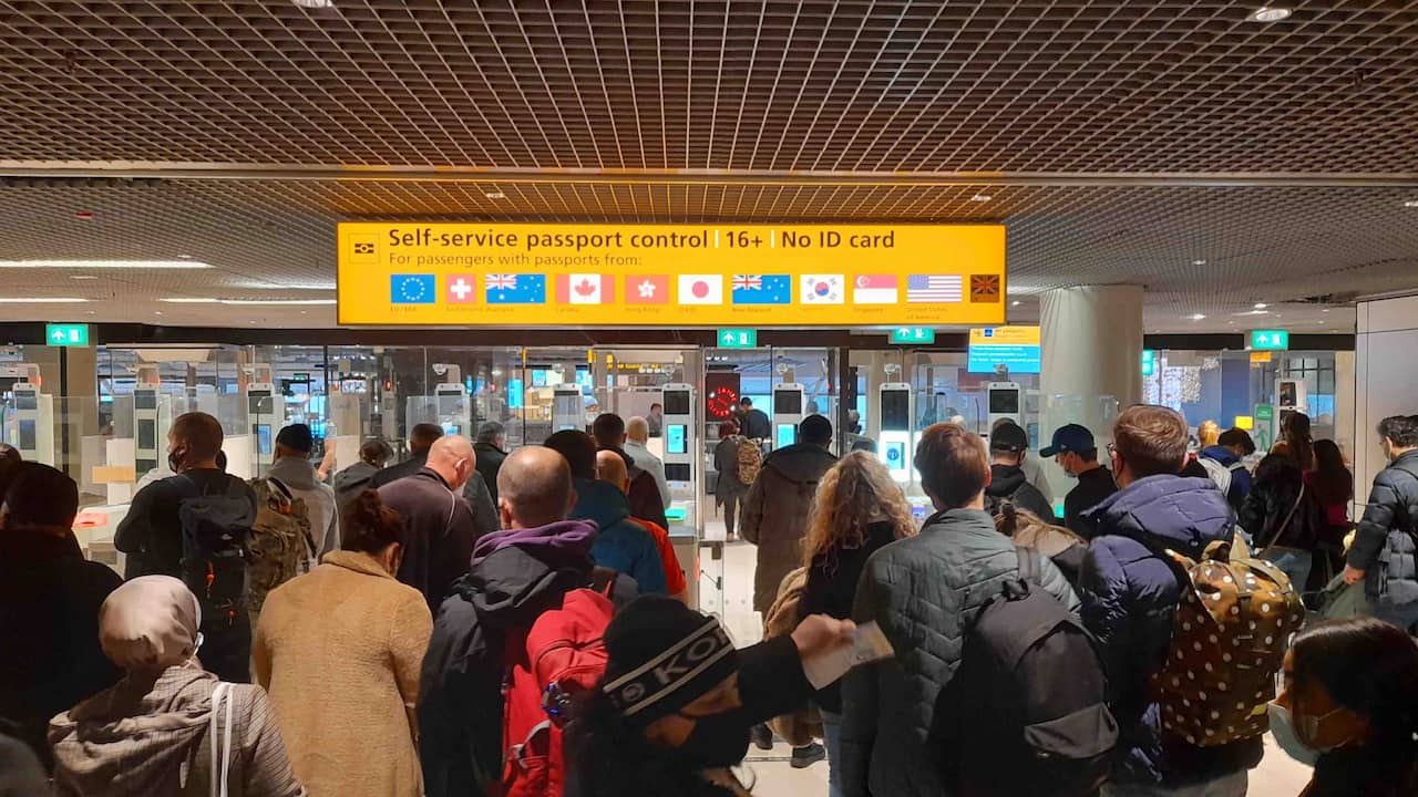 Schiphol zit in de maag met lange rijen voor reizigers van buiten de EU