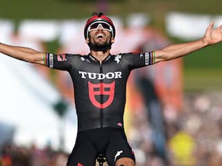Sluwe Alaphilippe verrast favorieten Pogacar en Van Aert en wint GP Québec