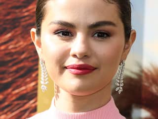 Selena Gomez baalde dat eerste zoen op televisie was met Dylan Sprouse