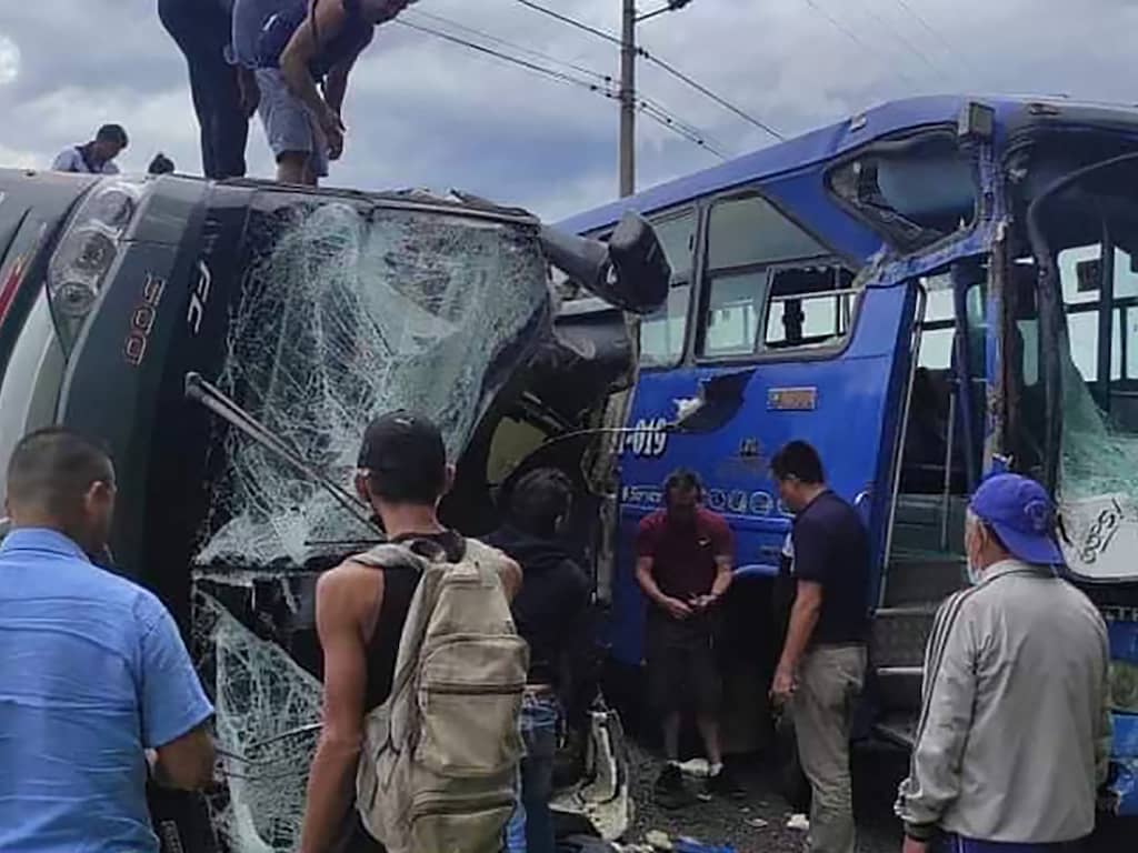 Twee Nederlanders omgekomen en meerdere gewond bij busongeluk in Ecuador