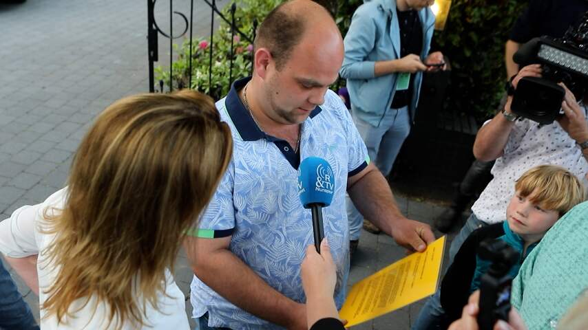 Boeren protesteren bij huis minister Van der Wal tegen stikstofplannen