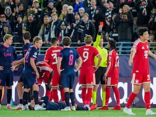 Olise gooit bal in gezicht tegenstander op pijnlijke avond Bayern: 'Ontzettend dom'
