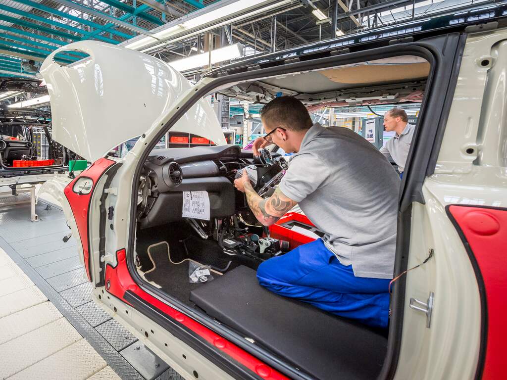 BORN - De productiehal van VDL Nedcar. De autofabriek is omgebouwd en heringericht voor de productie van de nieuwe MINI in opdracht van BMW. ANP XTRA LEX VAN LIESHOUT
fotograaf Lex van Lieshout