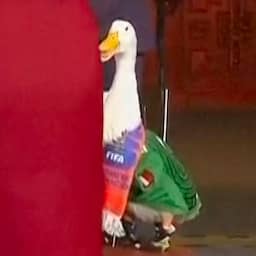 Video | WK-mascotte hapt naar Mexicaanse president