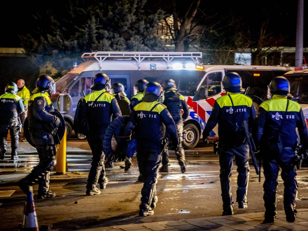 Niet 15, maar 29 agenten raakten gewond bij rellen tussen Eritreeërs in Den Haag