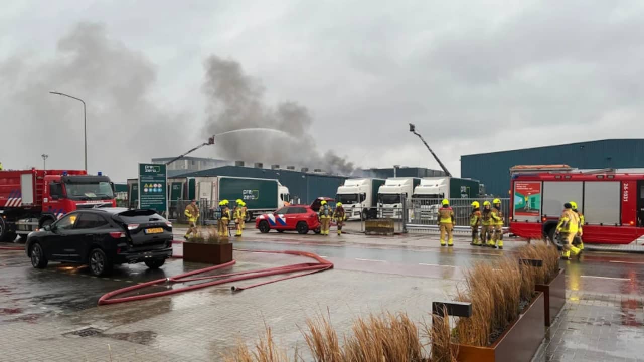 Grote brand in loods met gevaarlijke stoffen van afvalverwerker in Maastricht