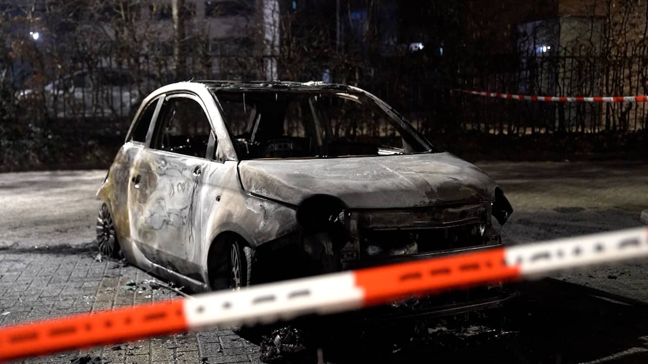 Video | Politie onderzoekt uitgebrande auto en dwingende boodschap in Zaltbommel