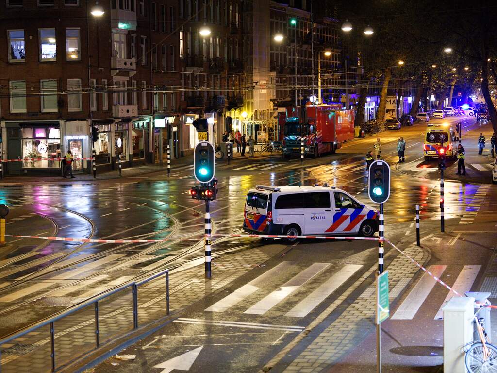 De kruising van de Ferdinand Bolstraat en de Ceintuurbaan werd urenlang door de politie afgezet.