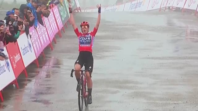 Vollering rijdt iedereen uit het wiel op slotklim en pakt eindzege in Vuelta