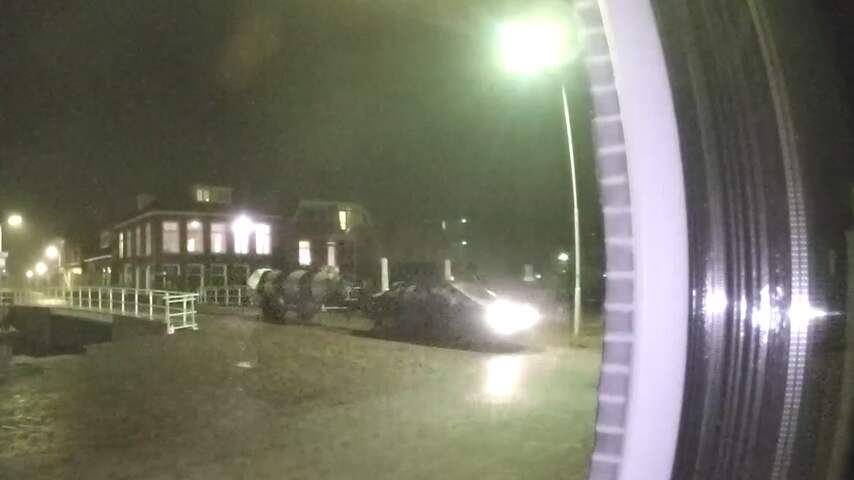 Carbidkanon op aanhanger gaat af bij hotel in Joure