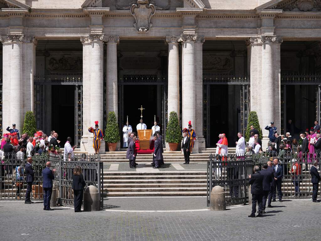 Paus Franciscus te ruste gelegd in basiliek van Santa Maria Maggiore
