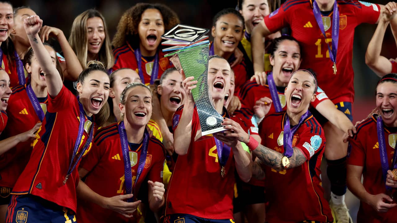 Spaanse vrouwen laten Frankrijk kansloos en winnen na WK ook Nations