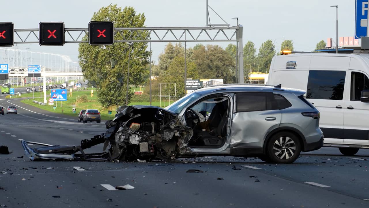 Video | Auto's zwaar beschadigd na dodelijk ongeval op A2 bij Breukelen