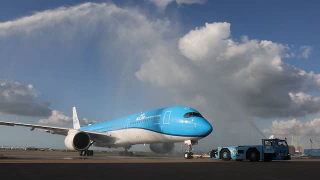 Nieuwe Airbus van KLM landt voor het eerst op Schiphol