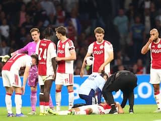 Teruglezen Eredivisie | Ajax treurt na verloren topper, Bouwman naar ziekenhuis