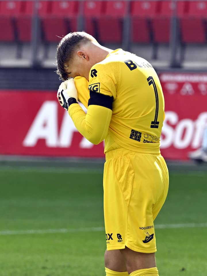 Ronald Koeman junior in tranen bij eerbetoon