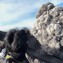 Video | Klimmers vluchten van kraterrand als Indonesische vulkaan uitbarst