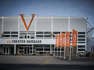 Portret Wilhelmina en stoelen: decorstukken Soldaat van Oranje worden geveild