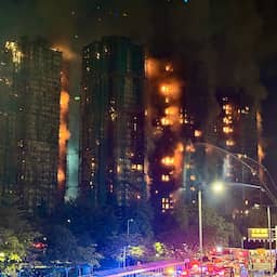 Dodelijke flatbrand Hongkong woedt nog, 'grove nalatigheid' mogelijke oorzaak