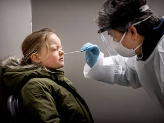 Tientallen schoolklassen naar huis gestuurd vanwege coronabesmettingen in Amsterdam