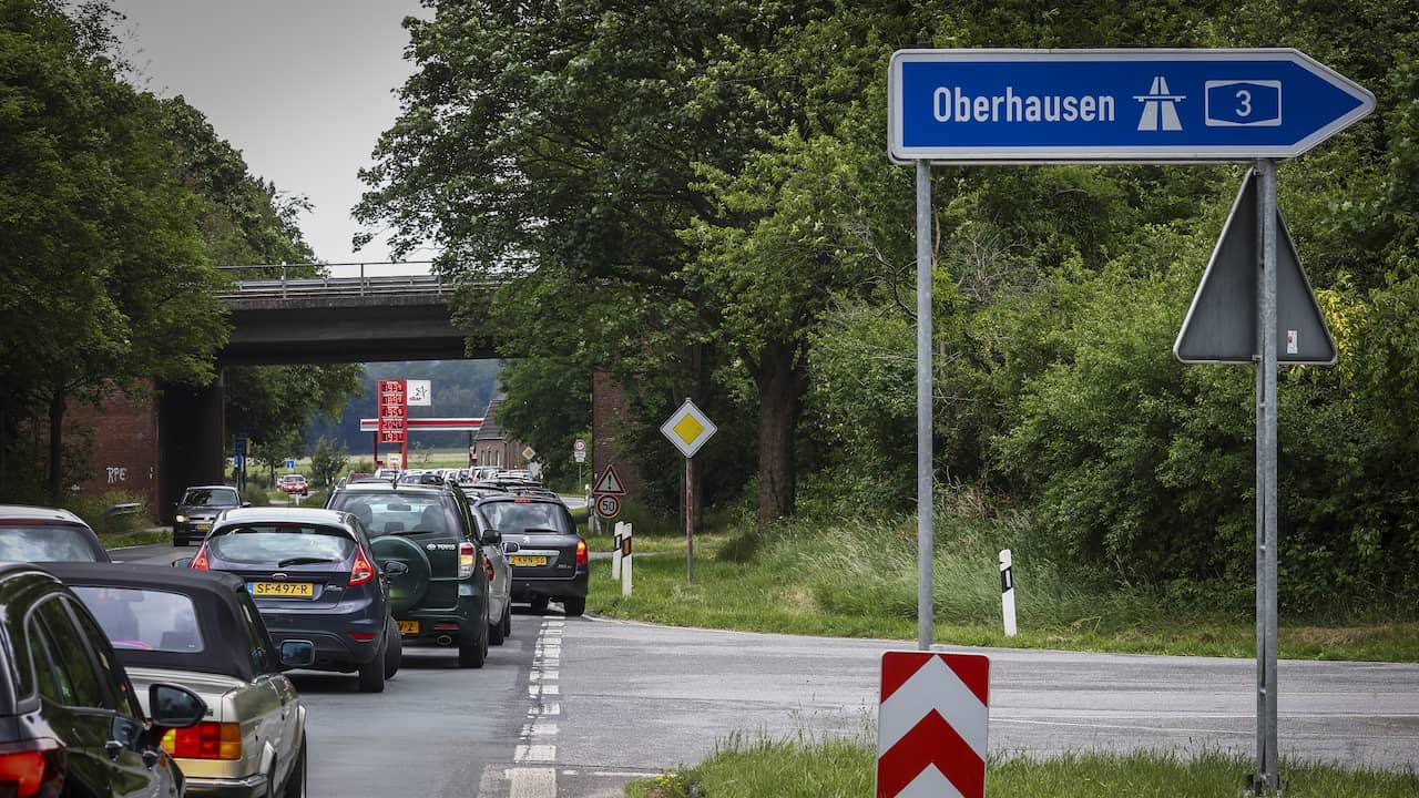 Foto bij Nederlanders tanken voor tonnen meer over de Belgische en Duitse grens
