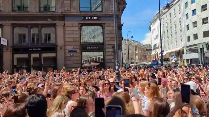 Taylor Swift-fans zingen op straat in Wenen na afgelast concert