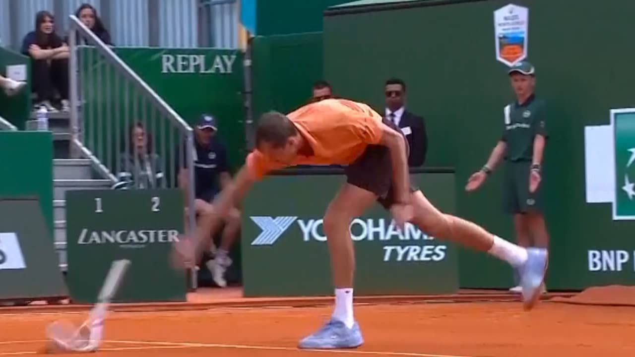 Video | Woeste Medvedev vernielt racket na verloren punt in Monte Carlo