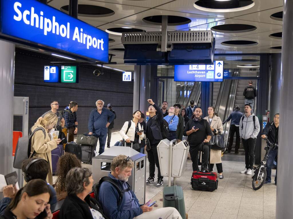 Vrijdag nog minder treinen rond Schiphol door onverwachte werkzaamheden