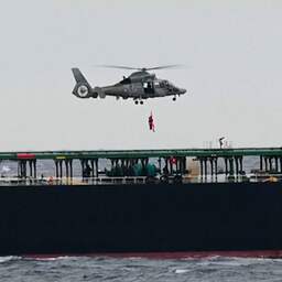 Video | Franse militairen dalen af uit helikopter en nemen Russisch schip in beslag