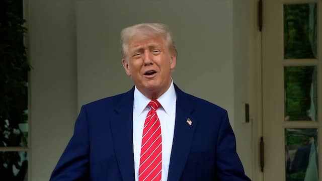 Trump noemt eerste Amerikaanse paus zes keer een 'grote eer'