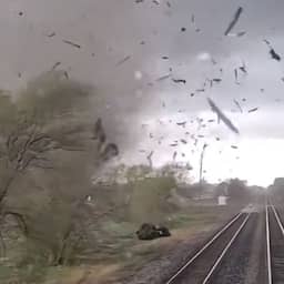 Video | Angstaanjagende beelden als tornado over trein raast in VS