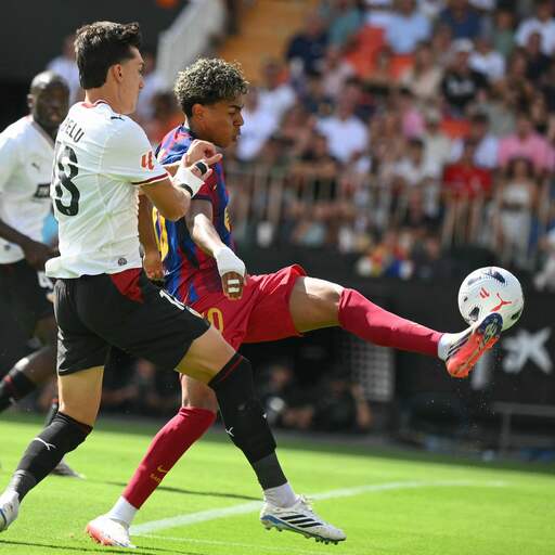 Illustratie bij: Video | Lamine Yamal tikt de bal met buitenkantje over keeper