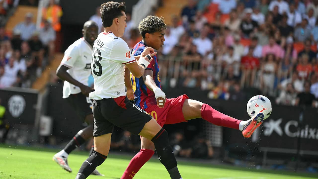 Lamine Yamal tikt de bal met buitenkantje over keeper