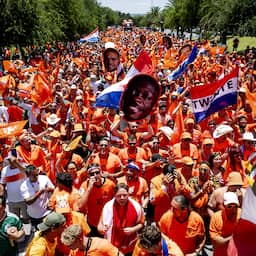 Video | Oranjefans gaan los op 'Links Rechts' tijdens fanwalk