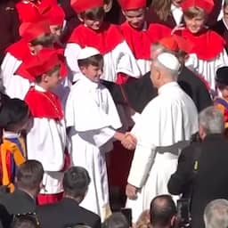 Video | Paus schudt hand van minidubbelganger die in Chicago werd 'verkozen'