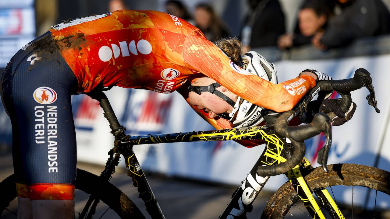 Live WK veldrijden | Van Empel en Pieterse aan kop in jacht op wereldtitel
