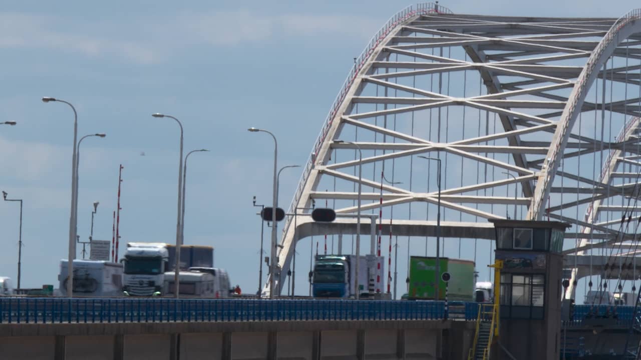 Vrachtwagens negeren nog altijd het rijverbod op Merwedebrug
