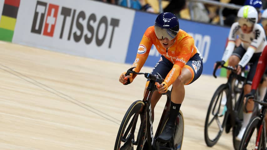 Wiebes kan WK-goud vergeten na harde val: 'Alsof bowlingbal in mijn ribben ging'