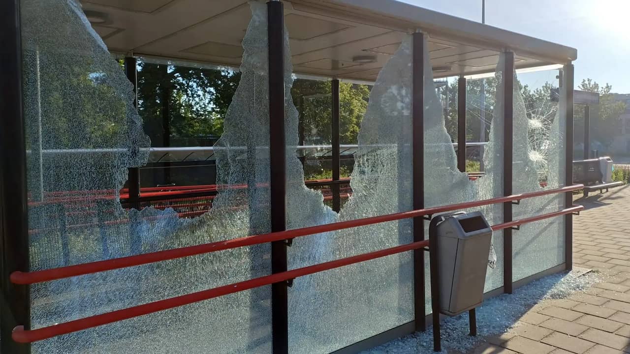 Vandalen richten grote schade aan in Hengelo, reisinformatiebord beschoten