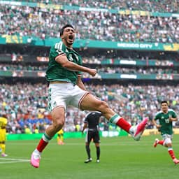 Gastland Mexico opent WK met zege op Zuid-Afrika in duel met drie rode kaarten