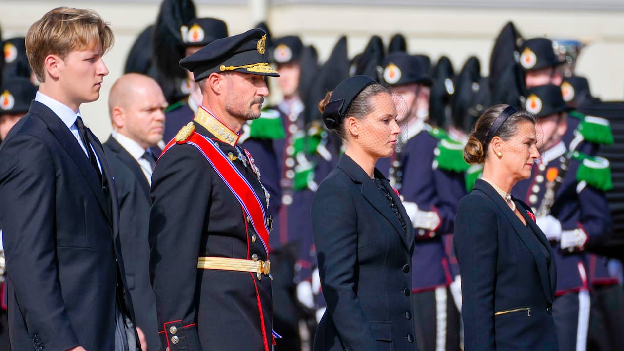 Foto bij In beeld | Noorse burgers en royals nemen afscheid van koning Harald