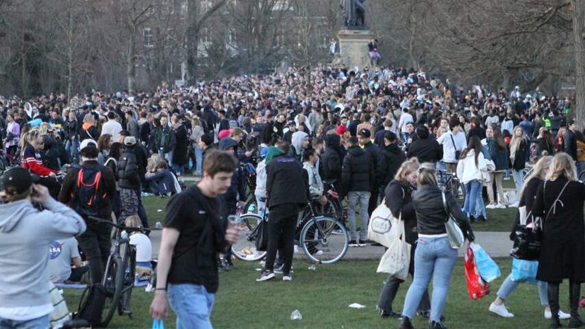 Politie treedt op in Vondelpark vanwege grote drukte