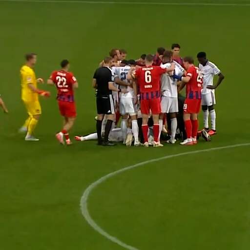 Video | Bayern-spelers omringen Musiala als hij opnieuw naar de grond gaat