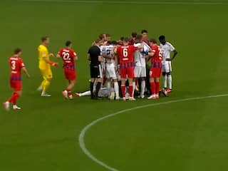 Bayern-spelers omringen Musiala als hij opnieuw naar de grond gaat