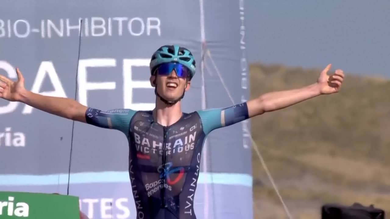 Jongste renner van Vuelta wint etappe na lange solo