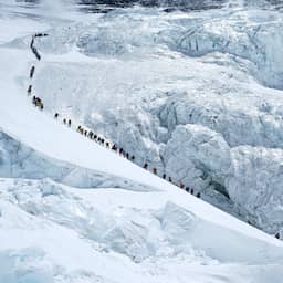 Recordaantal klimmers bereikt op zelfde dag top Mount Everest vanuit Nepal